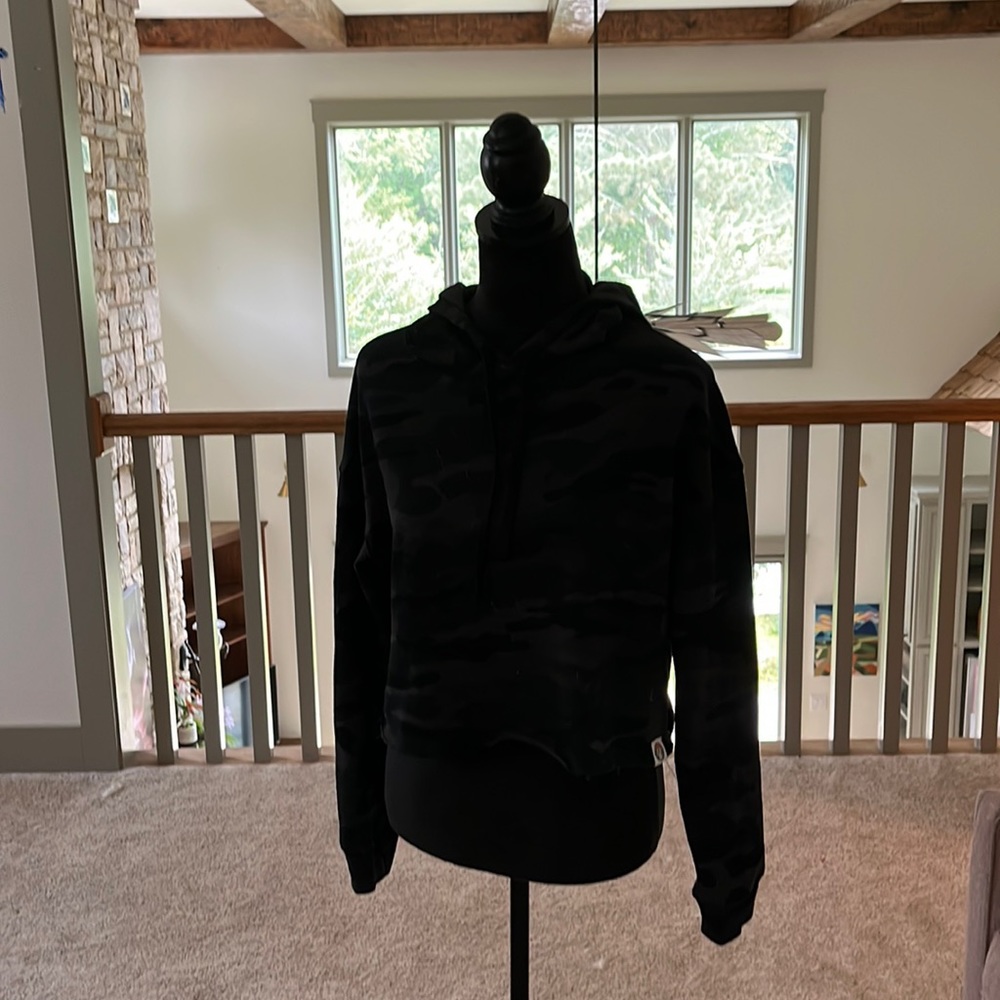 Black camo cropped hoodie